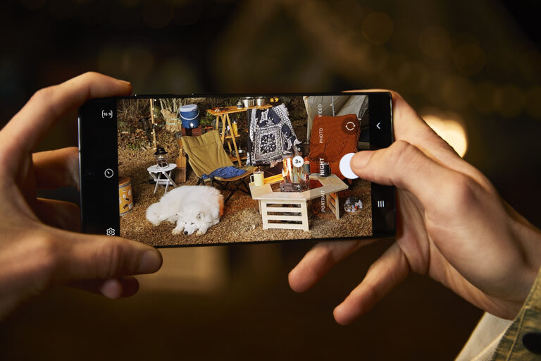 022_lifestyle_galaxys22ultra_phantomblack (1)