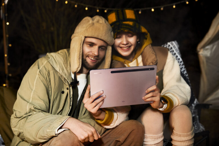 001_lifestyle_galaxytabs8plus_pinkgold