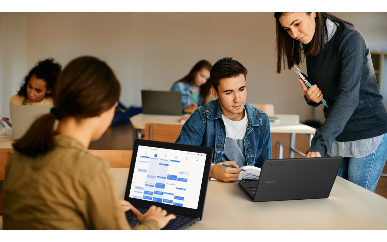 Acer Chromebook Vero 712 CV872_lifestyle 3 (1)