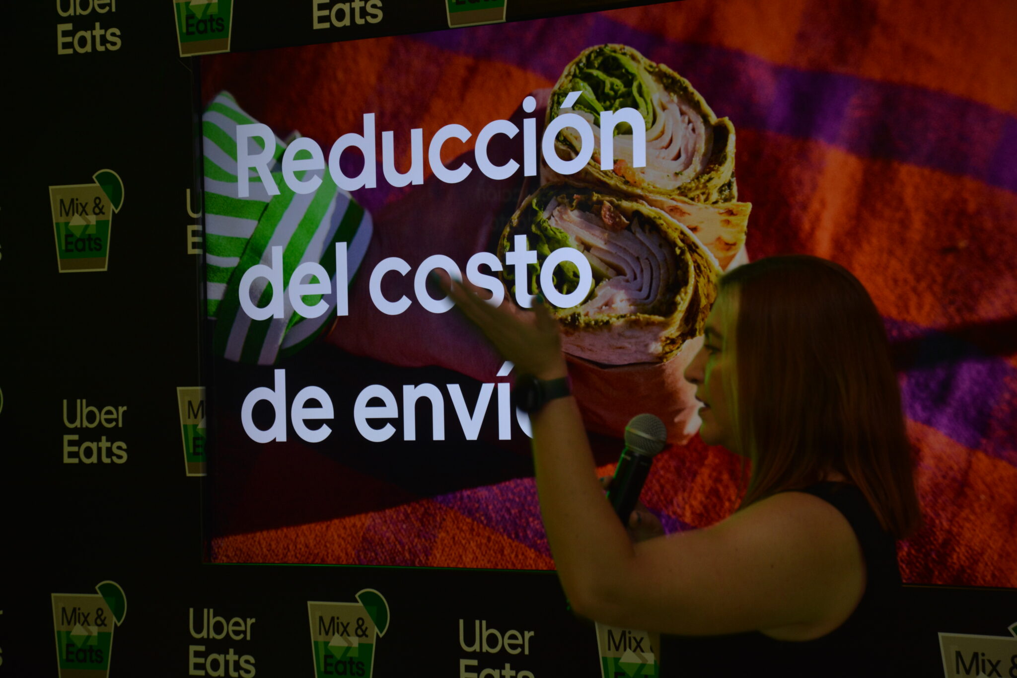 Carolina Coto, Gerente de Comunicaciones de Uber para Centroamérica y El Caribe, visitó El Salvador para anunciar las novedades que están vigentes en el país, entre ellas la reducción en los costos de envío para Uber Eats.