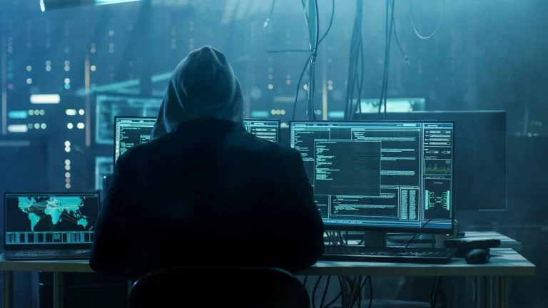 Servicios de hacking, alquiler de botnets, ataques de DDoS, lavado de criptodivisas, así como venta de exploits, servidores e información, ESET analiza algunos de los productos y servicios que ofrecen los cibercriminales en la dark web.