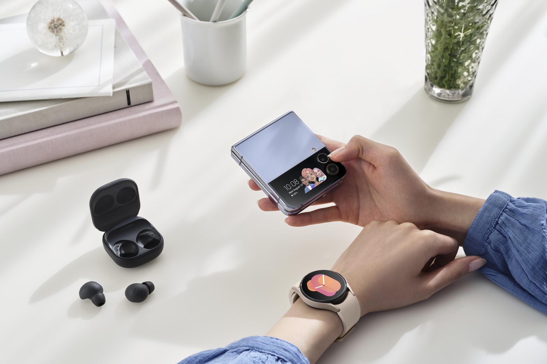 thumbnail_017_hands-on_galaxy_zflip4_blue_watch5_pinkgold_buds2pro_graphite_Samsung