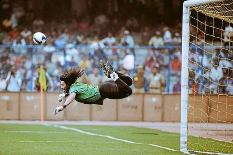 higuita-realiza-la-mitica-parada-del-escorpion--twitter