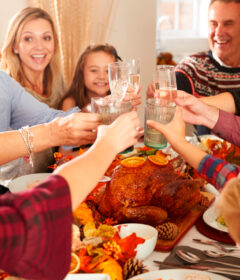 El legado de dar las gracias, en particular con un banquete compartido, ha sobrevivido durante siglos