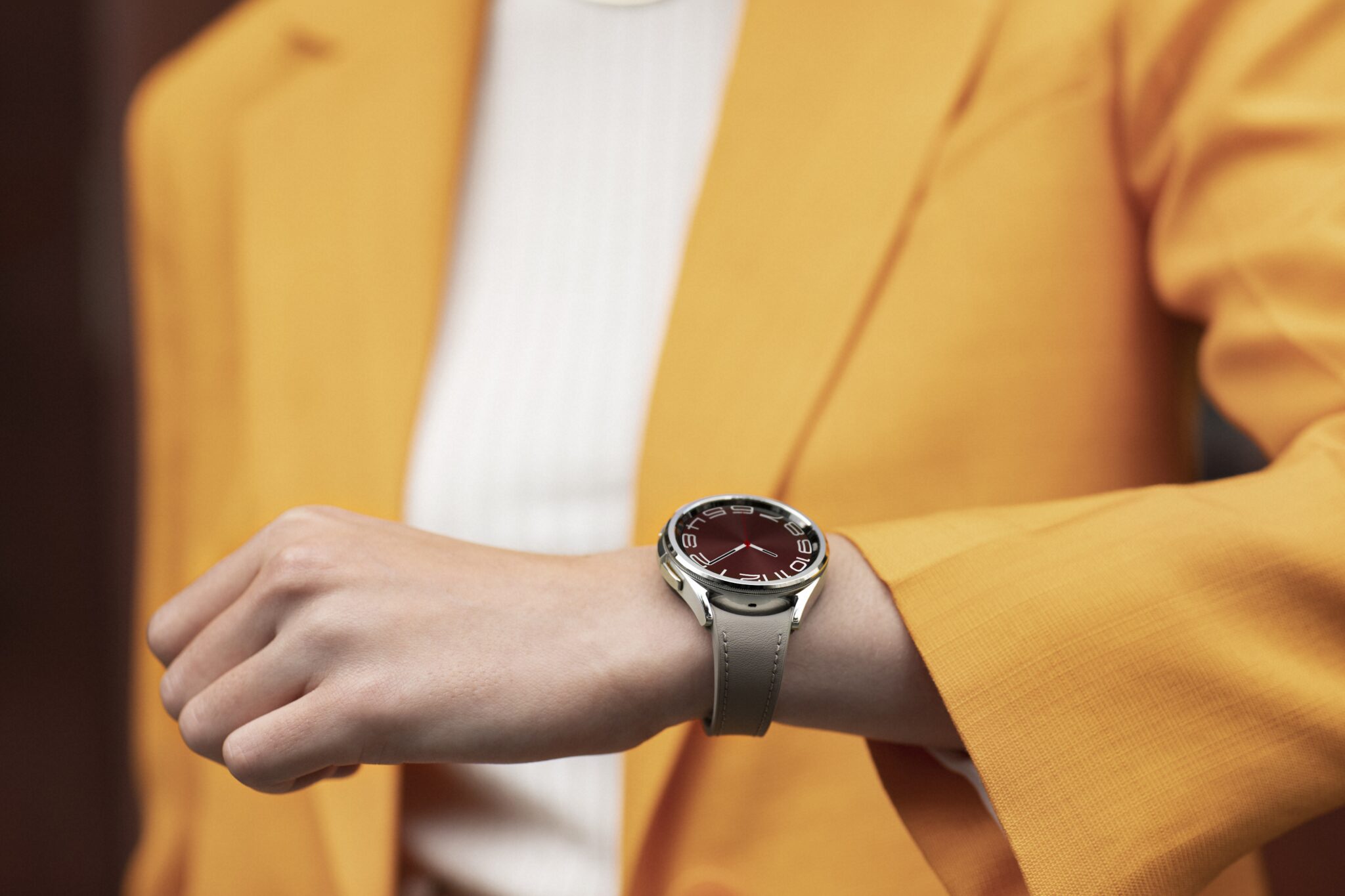 116_WATCH6_WATCH_HANDS_ON_TARGETPERSONA__WATCH6CLASSIC_4_HI