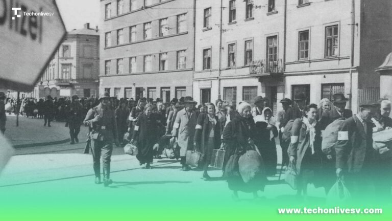 Familias judías se dirigen a la estación ferroviaria de Prokocim para su deportación a Auschwitz, en marzo de 1943.