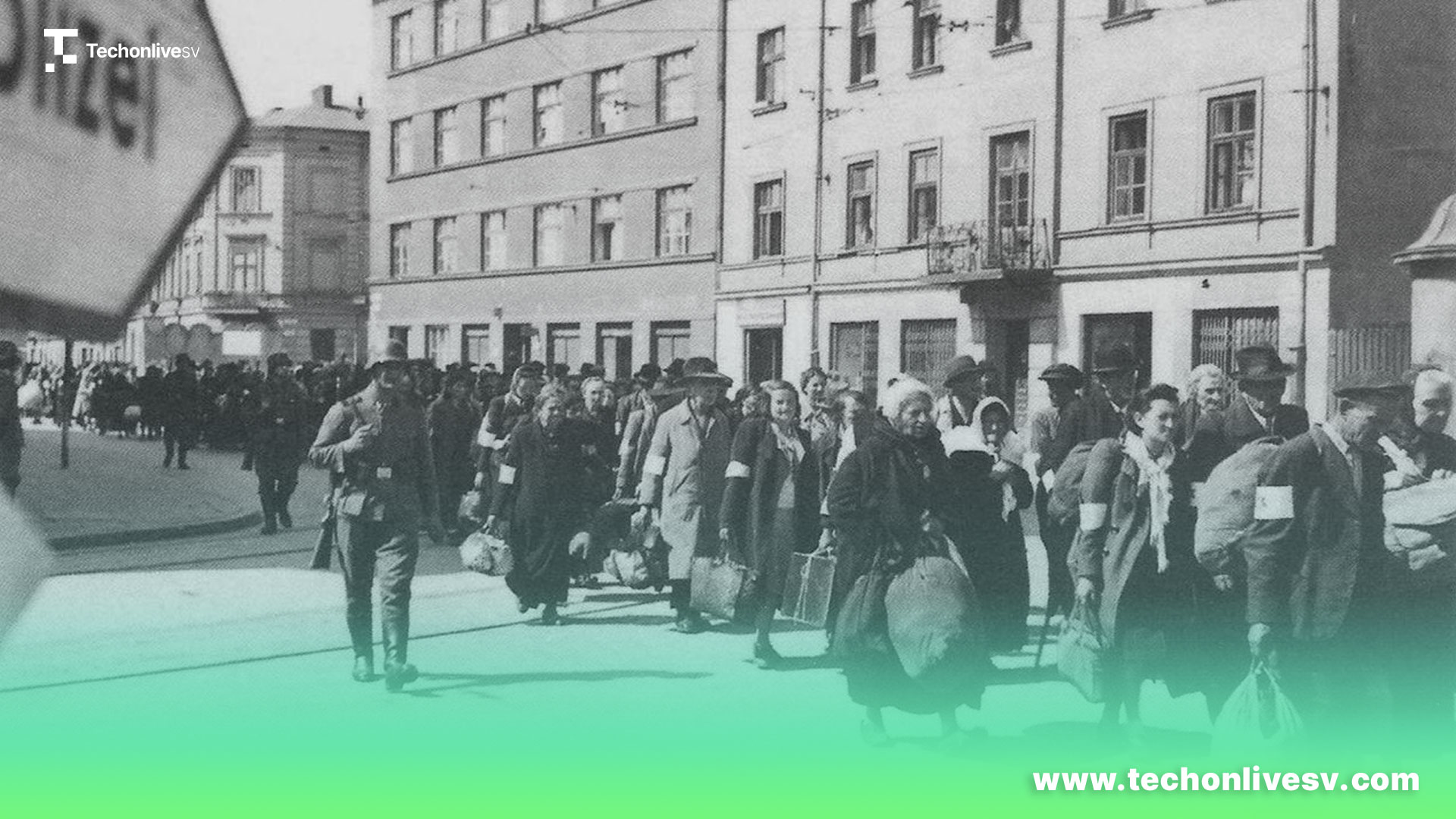 Familias judías se dirigen a la estación ferroviaria de Prokocim para su deportación a Auschwitz, en marzo de 1943.