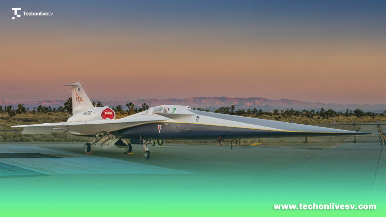 el fabricante aeronáutico Lockheed Martin del avión experimental supersónico X-59 de la NASA, en las afueras de las instalaciones de Skunk Works, en Palmdale