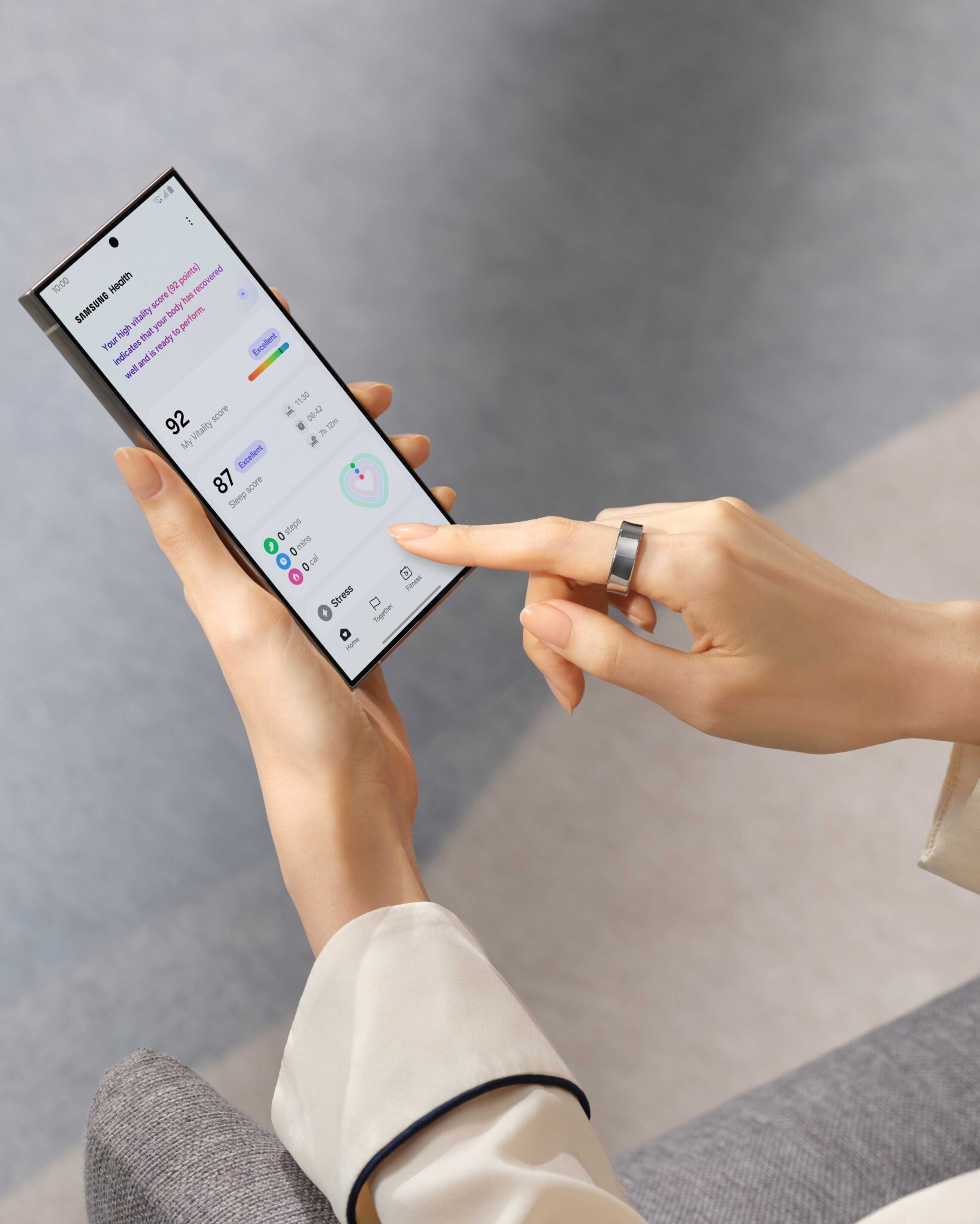Manos con un smartphone S24 ultra