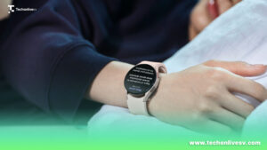 Mano de mujer con smartwatch Samsung