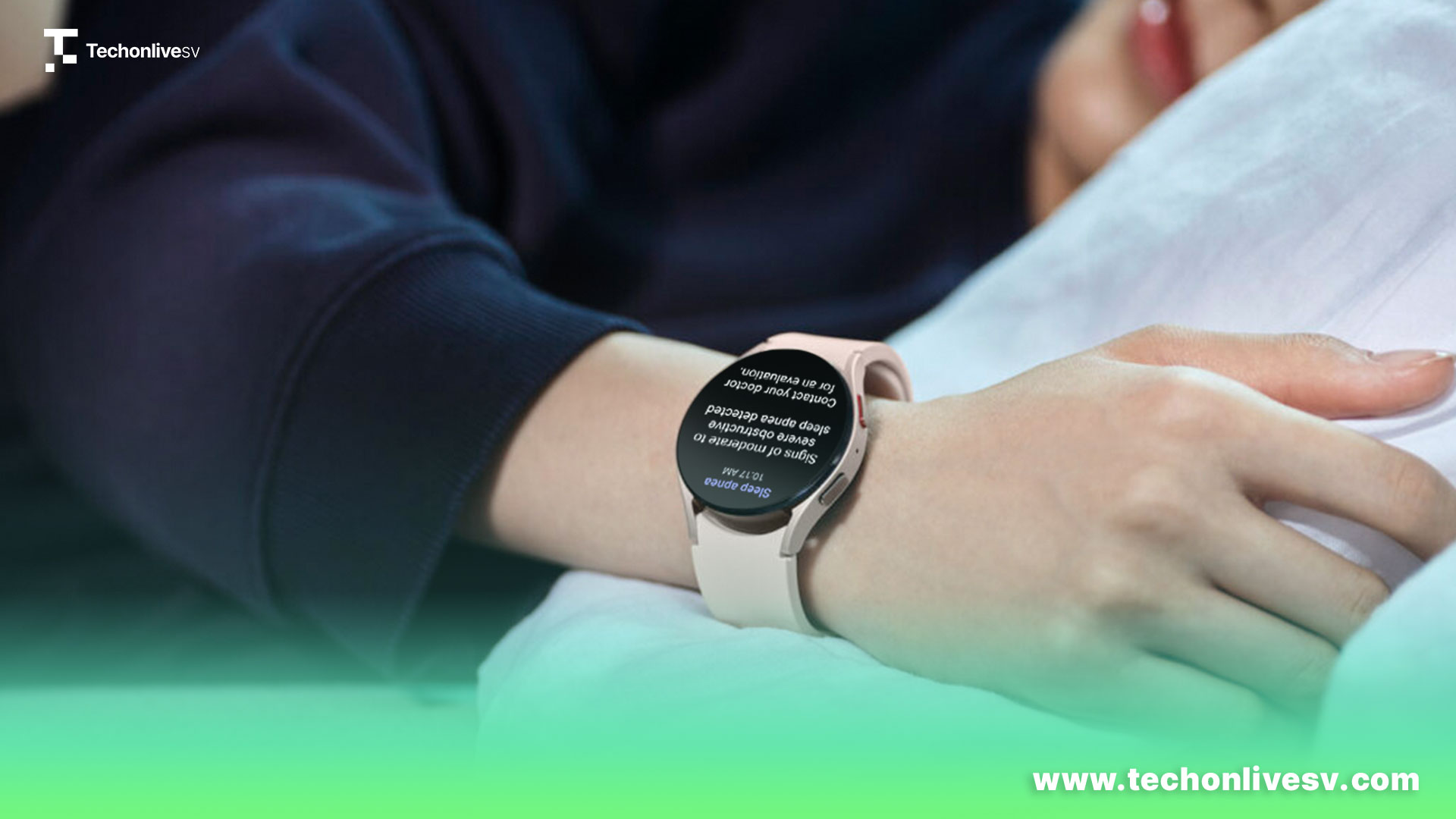Mano de mujer con smartwatch Samsung