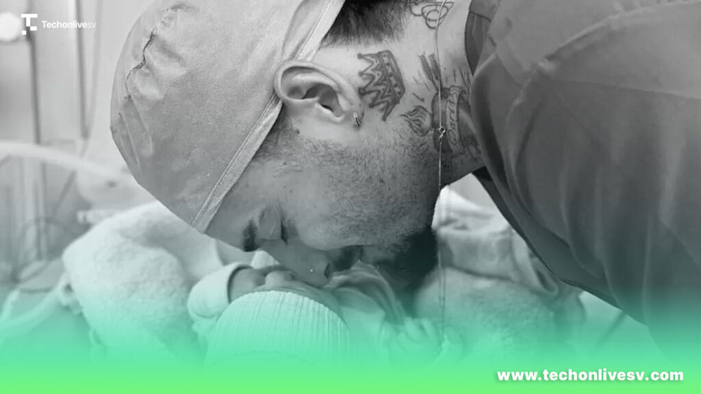 Maluma tocando con su rostro la cara de la bebita