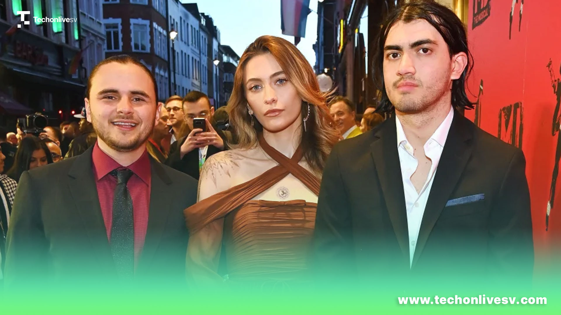 M. J. S Se actualizó el lun, 1 de abril de 2024, 8:54 a. m. CST LONDON, ENGLAND - MARCH 27: (L to R) Prince Jackson, Paris Jackson and Bigi Jackson aka Blanket Jackson attend the press night performance of LONDON, ENGLAND - MARCH 27: (L to R) Prince Jackson, Paris Jackson and Bigi Jackson aka Blanket Jackson attend the press night performance of "MJ: The Musical" at the Prince Edward Theatre on March 27, 2024 in London, England. (Photo by Alan Chapman/Dave Benett/Getty Images) (Dave Benett via Getty Images) Hace más de una década que los hijos de Michael Jackson no aparecían juntos en público. Aunque los dos mayores, Prince y Paris, son más activos en sus perfiles sociales, el menor, Bigi, lleva una vida más discreta por lo que esta imagen ha causado una cierta sorpresa entre los seguidores del rey del pop. No obstante la ocasión lo merecía. Los tres hermanos posaban juntos en el estreno de MJ: The Musical, en el Prince Edward Theatre de Londres, un espectáculo musical inspirado en la exitosa carrera del intérprete que repasa sus temas más emblemáticos. LONDON, ENGLAND - MARCH 27: (L to R) Prince Jackson, Paris Jackson and Bigi Jackson aka Blanket Jackson attend the press night performance of LONDON, ENGLAND - MARCH 27: (L to R) Prince Jackson, Paris Jackson and Bigi Jackson aka Blanket Jackson attend the press night performance of "MJ: The Musical" at the Prince Edward Theatre on March 27, 2024 in London, England. (Photo by Alan Chapman/Dave Benett/Getty Images) (Dave Benett via Getty Images)