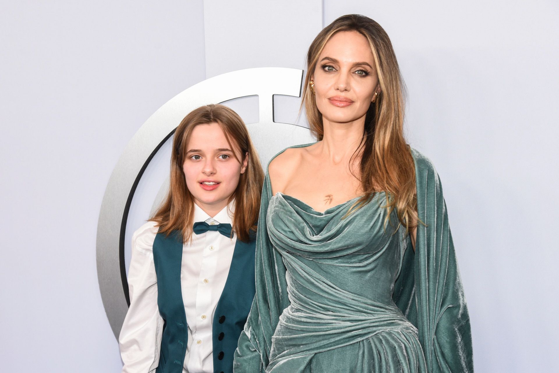 Angelina Jolie y su hija Vivienne Jolie-Pitt a su llegada a la 77° gala TONY AWARDS.