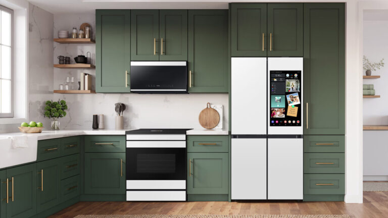 Con un hogar conectado por medio de la solución de Samsung, es posible controlar funciones y monitorear los alimentos y el consumo energético de los electrodomésticos