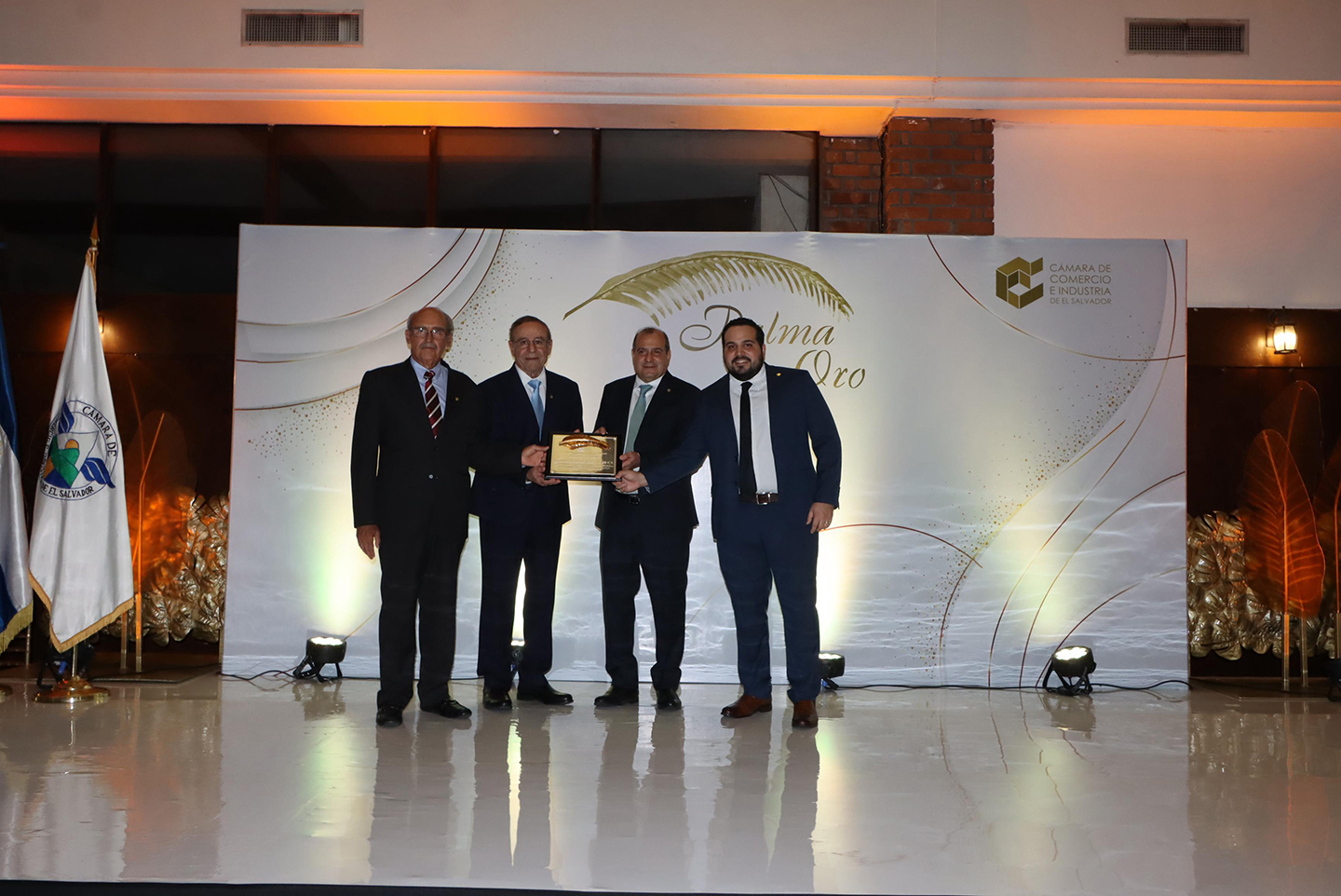 La Cámara de Comercio e Industria de El Salvador (Camarasal), reconoció a Industrias Mike Mike con el galardón Palma de Oro