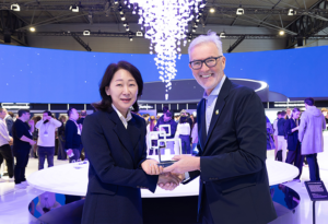 Stephanie Choi (izquierda), vicepresidenta ejecutiva y directora del Centro de Marketing Móvil de MX Business de Samsung Electronics, recibe el premio Best in Show de manos de Shaun Collins (derecha), presidente del jurado de MWC Best in Show 2026.